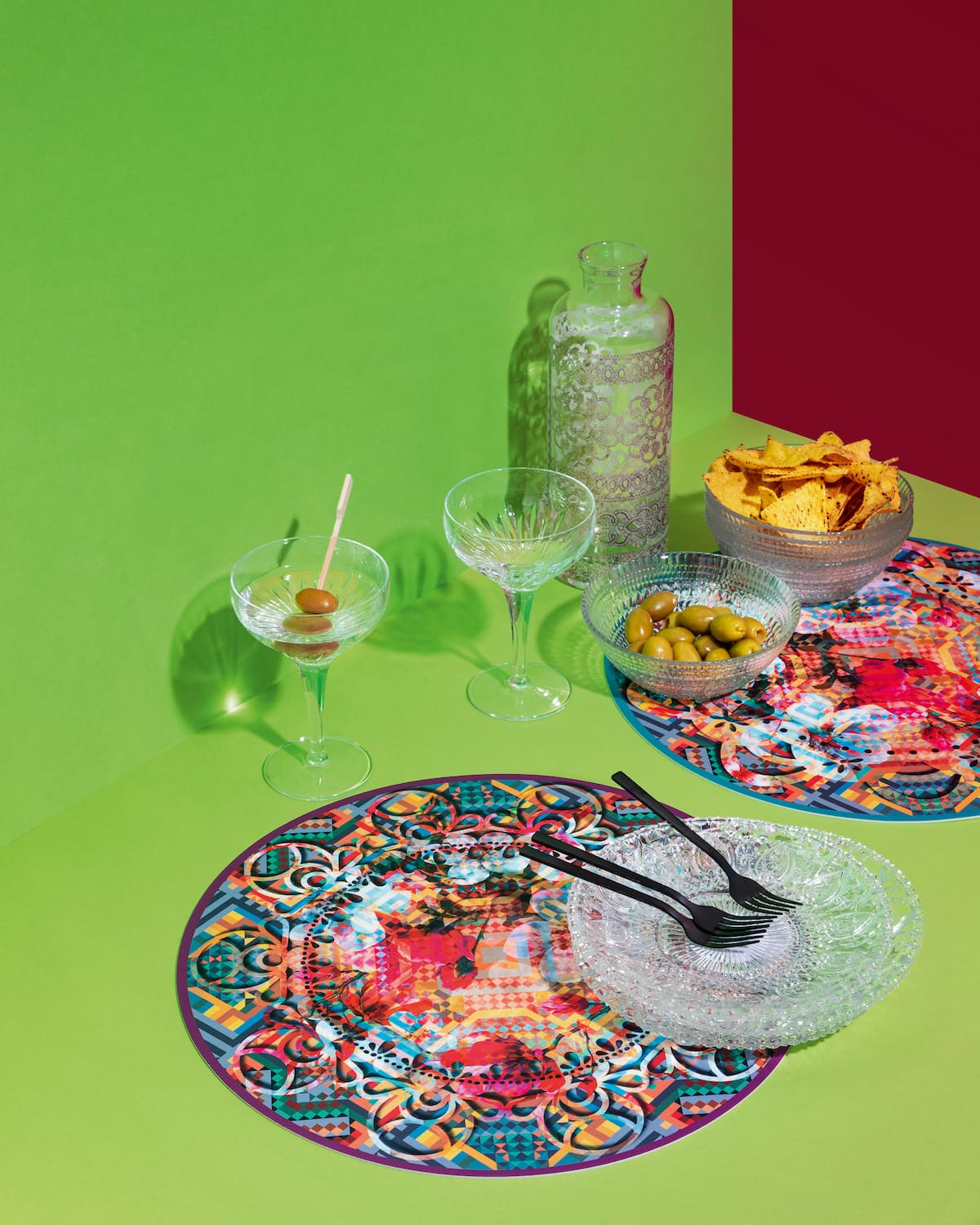 tovagliette tonde tavola apparecchiata per aperitivo con sfondo verde